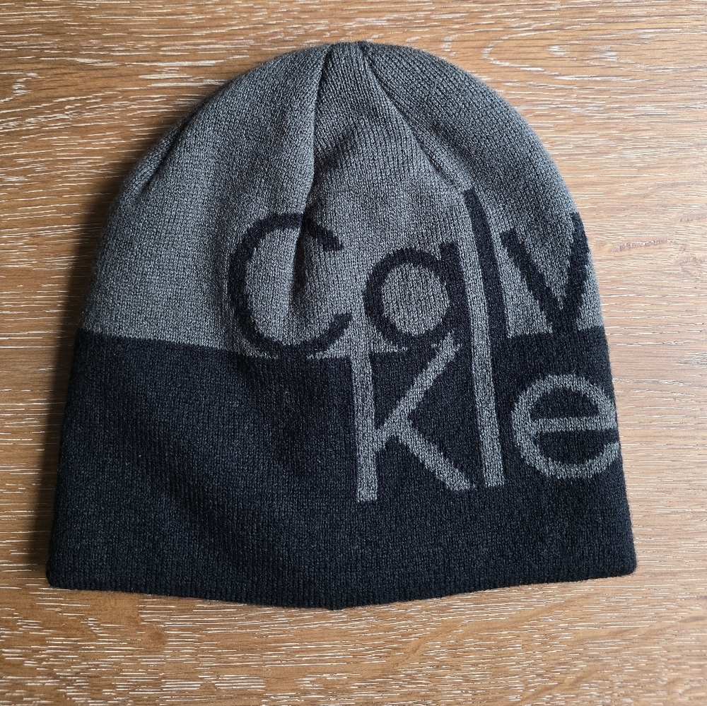 Calvin Klein Men's Black/Green Logo Print Ribbed Beanie